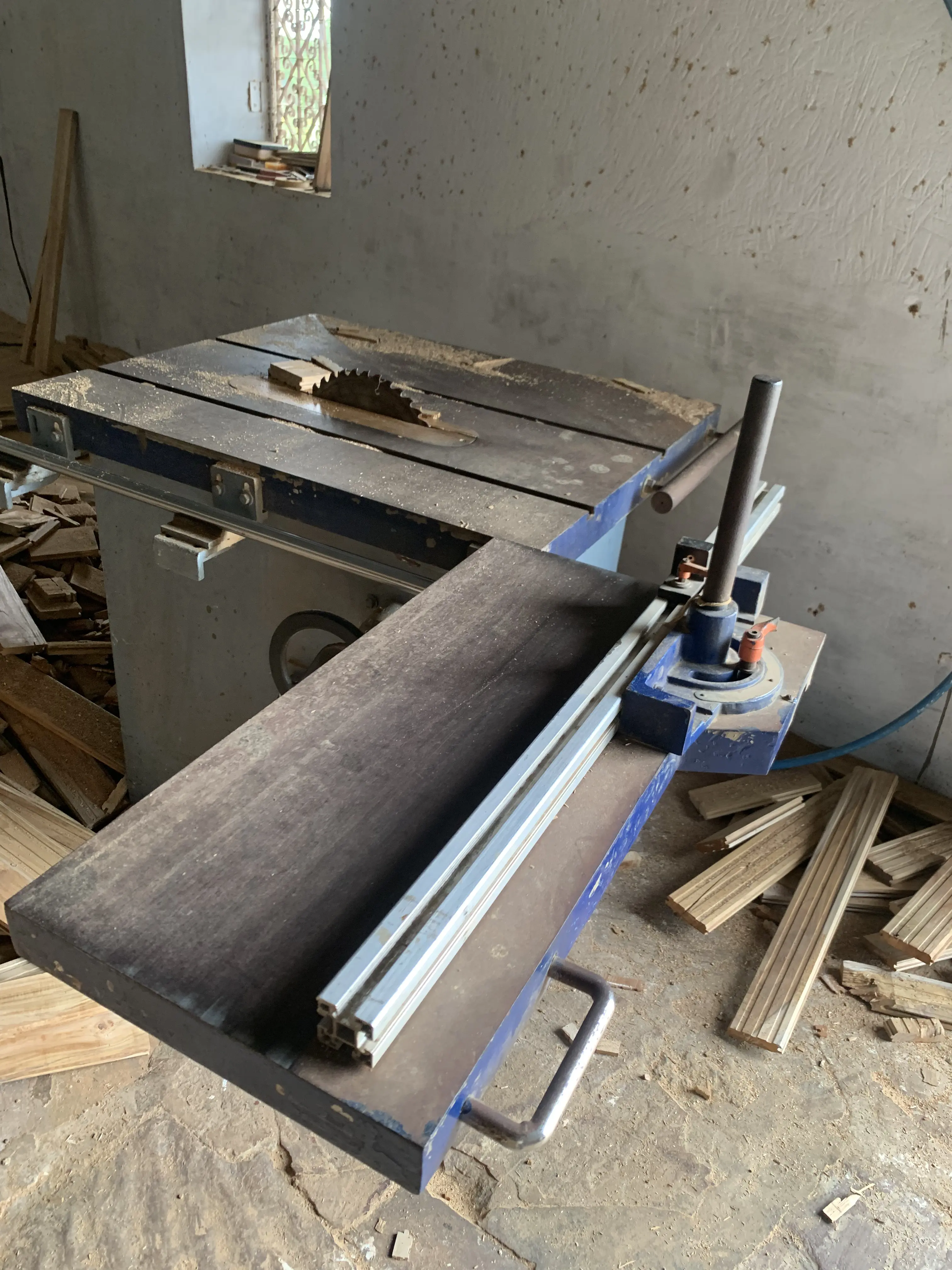 Industrial sliding table saw used for short-edge preparation