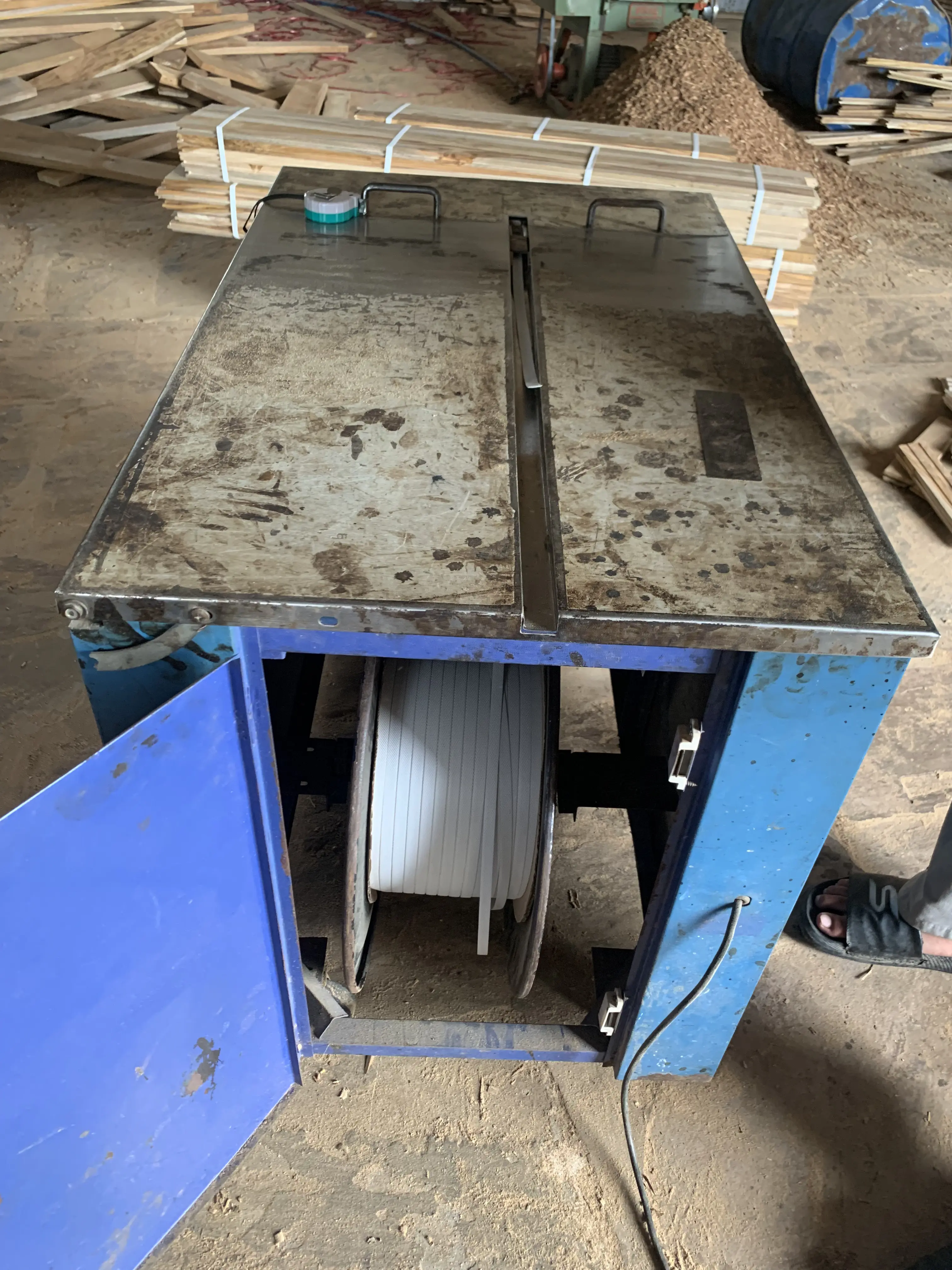 Mahalaxmi semi-automatic strapping machine for finished product bundling